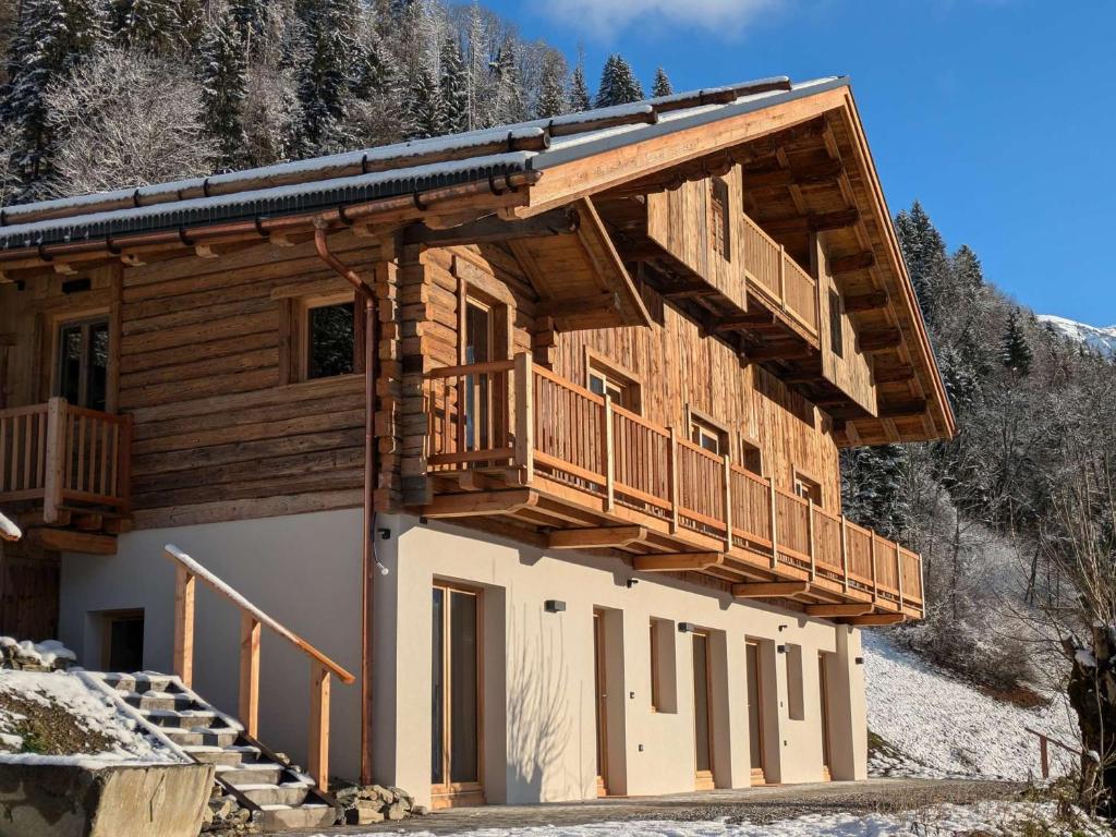 Cette maison en rondins dispose d'un balcon et d'escaliers. dans l'établissement Lodge alpin chaleureux, 4 chambres, 10 pers, parking, terrasse, Arêches-Beaufort - FR-1-342-330, à Beaufort