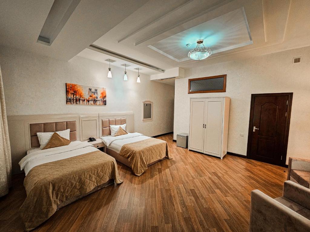 een hotelkamer met twee bedden in een kamer bij Safran Hotel in Baku