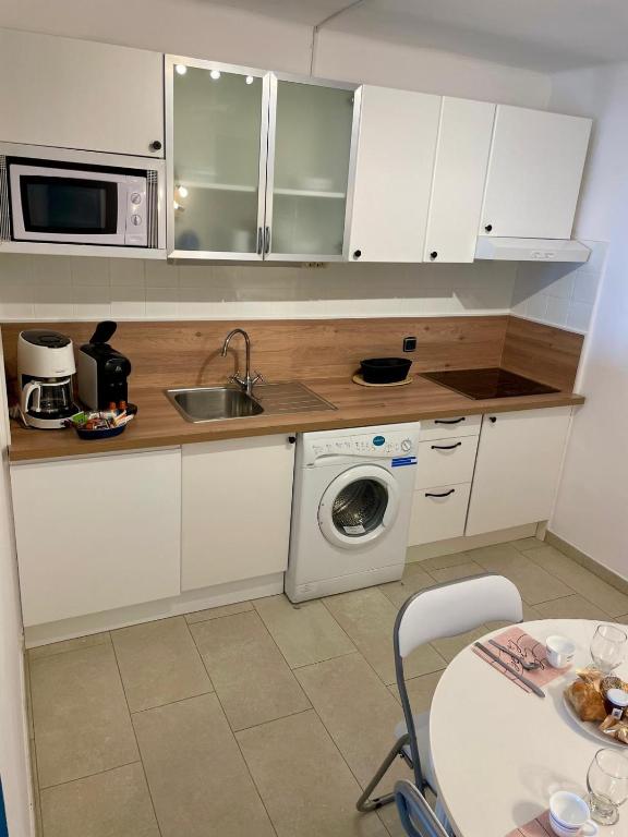 Kuchyňa alebo kuchynka v ubytovaní Bahia1-3-41 apt 1ère ligne mer à Empuriabrava