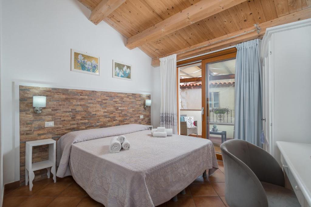 Postel nebo postele na pokoji v ubytování Bosa Queen House