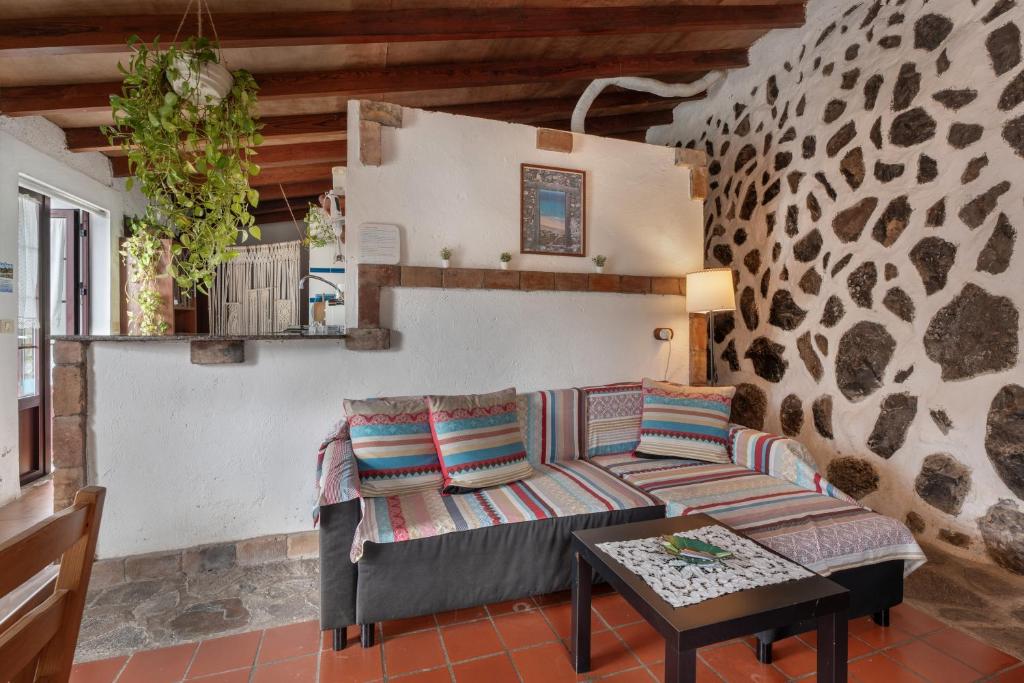 a living room with a couch and a table at Casa Rural La Cuadra in Hermigua