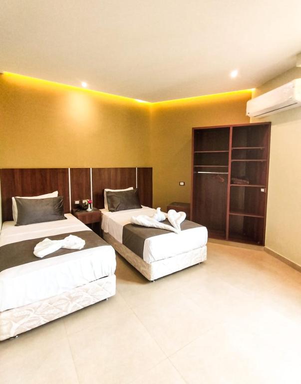 Postel nebo postele na pokoji v ubytování Sama hotel