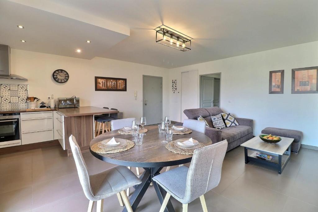 une cuisine et un salon avec une table et des chaises dans l'établissement The Summer Break - 350m Beach - Free Parking, à La Ciotat