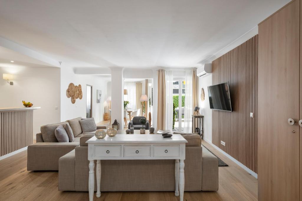 un salon avec un canapé et une table dans l'établissement Cannes Center, Nice 110m2, 3BR & 3BTH, Terrace, à Cannes