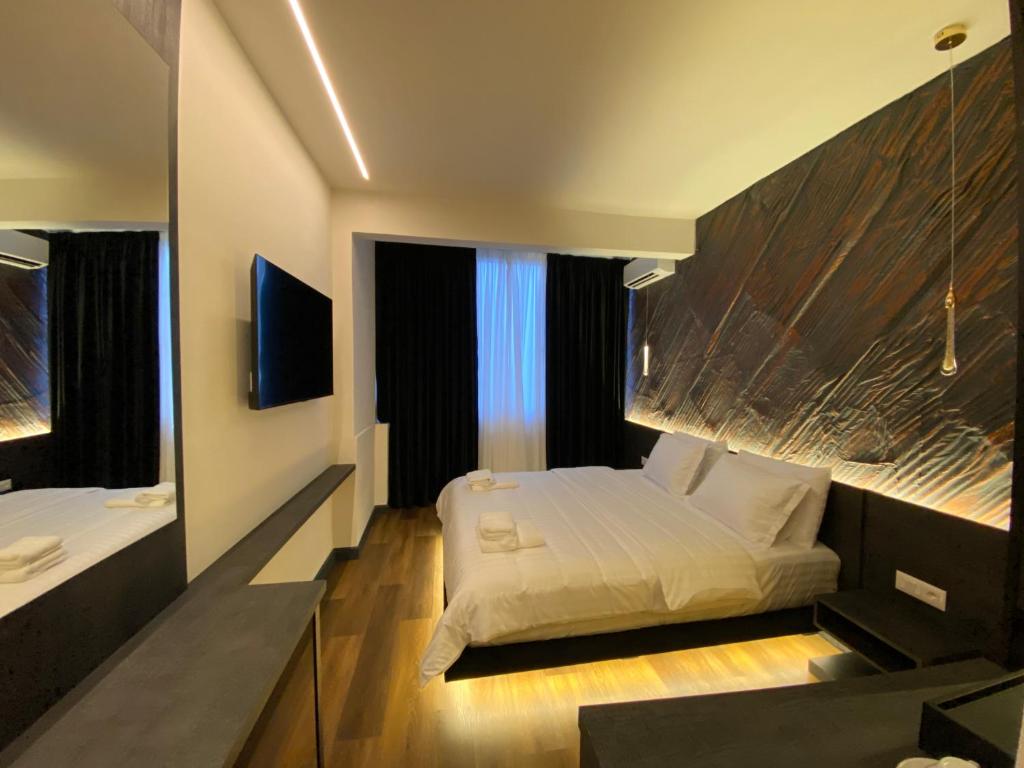 Postel nebo postele na pokoji v ubytování Tirana Central Rooms Blloku