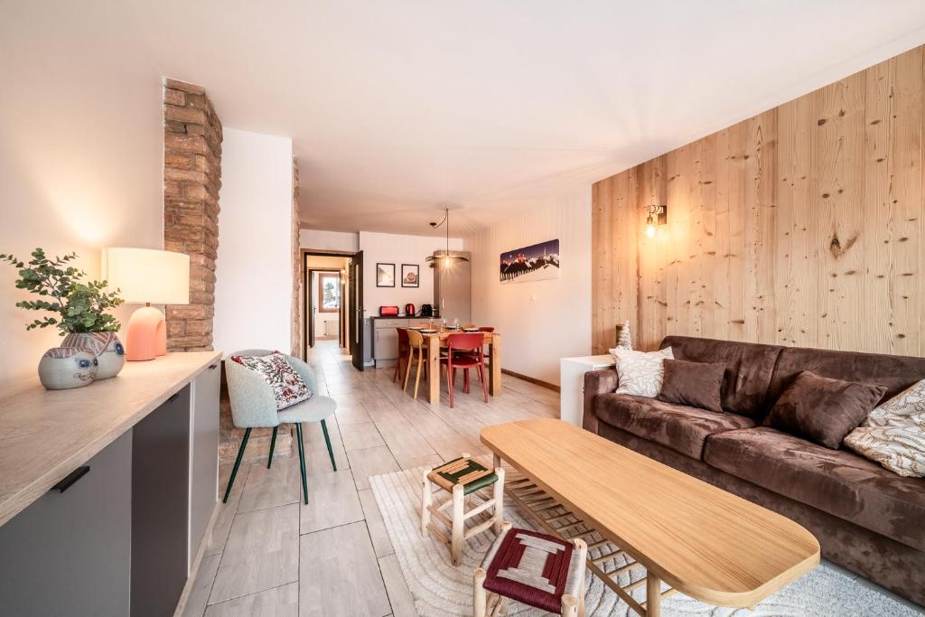 un salon avec un canapé et une table dans l'établissement CHEVRULS A5: Appartement central avec deux chambres, à Morzine