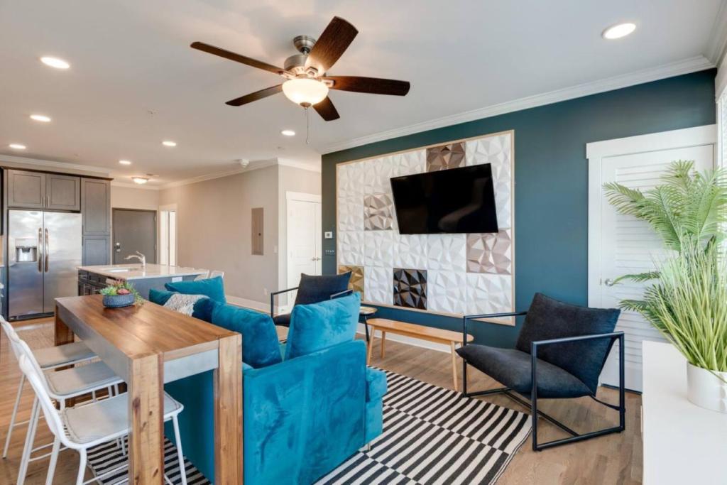 Televiisor ja/või meelelahutuskeskus majutusasutuses Stunning Nations Condo Minutes from Broadway