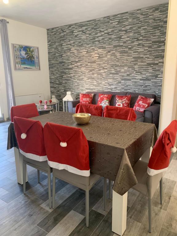 テルテニーアにあるAppartamento di Maraのダイニングルーム(テーブル、赤い椅子付)