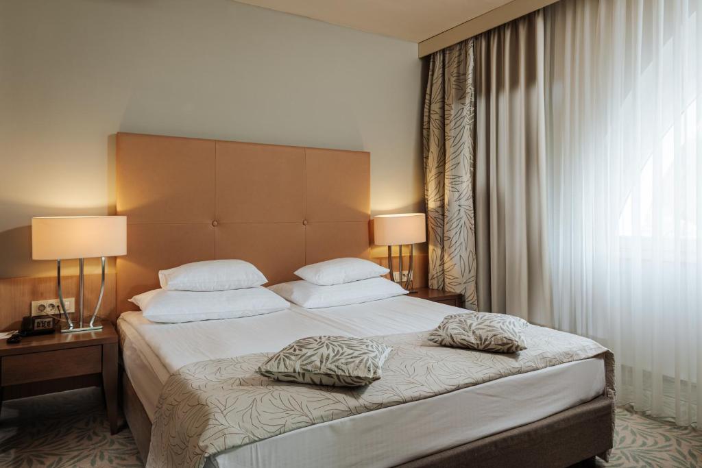 Postel nebo postele na pokoji v ubytování Grand Hotel Sava Superior