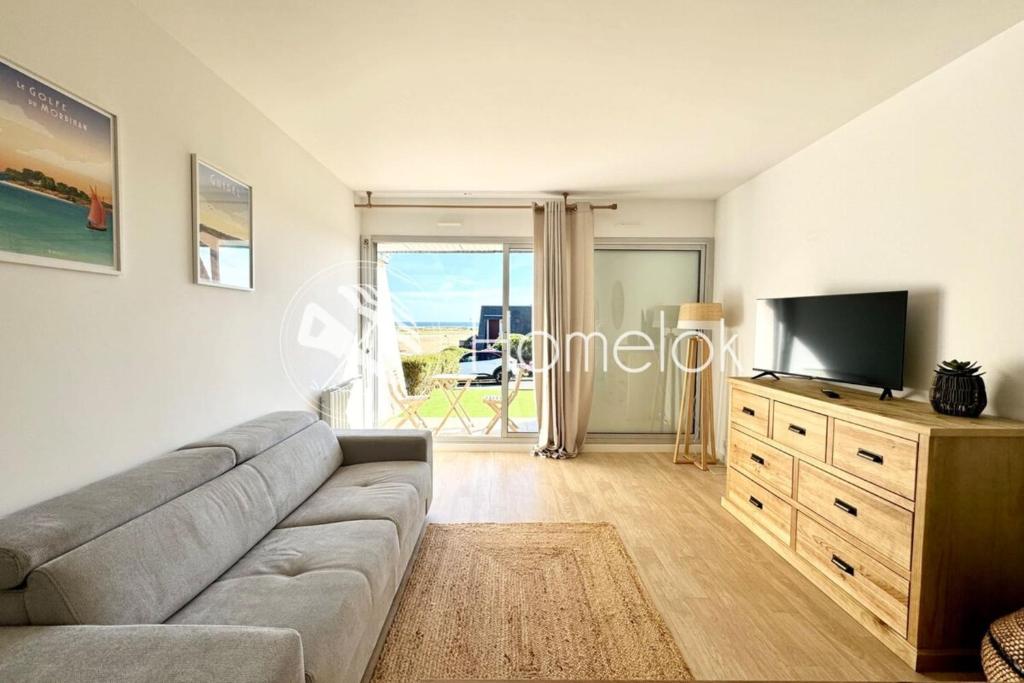 Μια τηλεόραση ή/και κέντρο ψυχαγωγίας στο Studio Cosy neuf Vue Mer Jardin et Terrasse