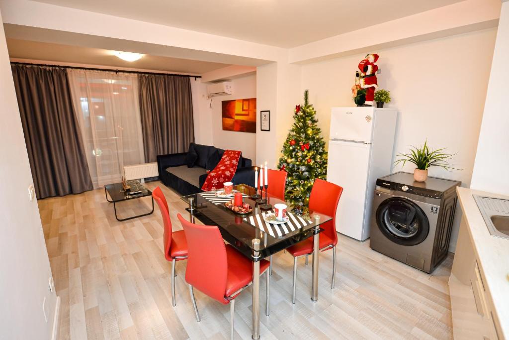 ein Wohnzimmer mit Esstisch und Weihnachtsbaum in der Unterkunft Royal Accommodation in Bukarest