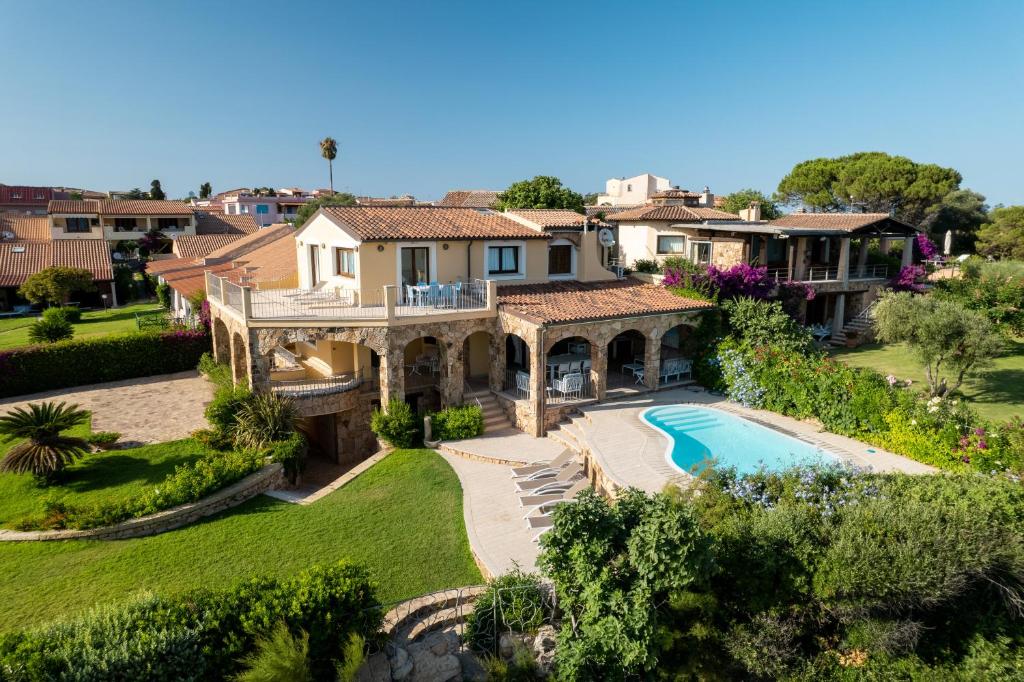 an aerial view of a house with a swimming pool at Villa Mimosa in Golfo Aranci