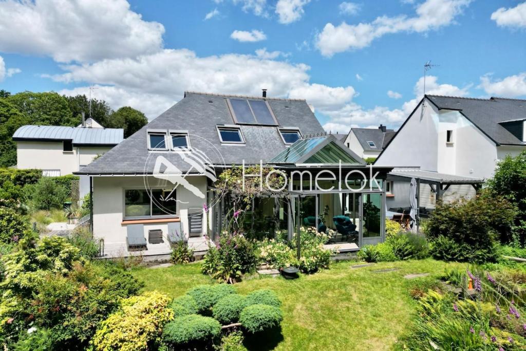 une maison avec un panneau indiquant la patrie dans l'établissement Villa de standing - Pleine nature - Jacuzzi, à Guidel