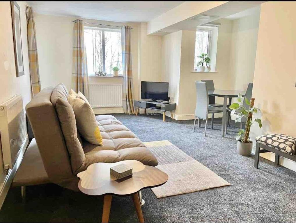 Et opholdsområde på Ashford Retreat - 2 Bedroom 2 Bath great for families, business or contractor stays wt parking