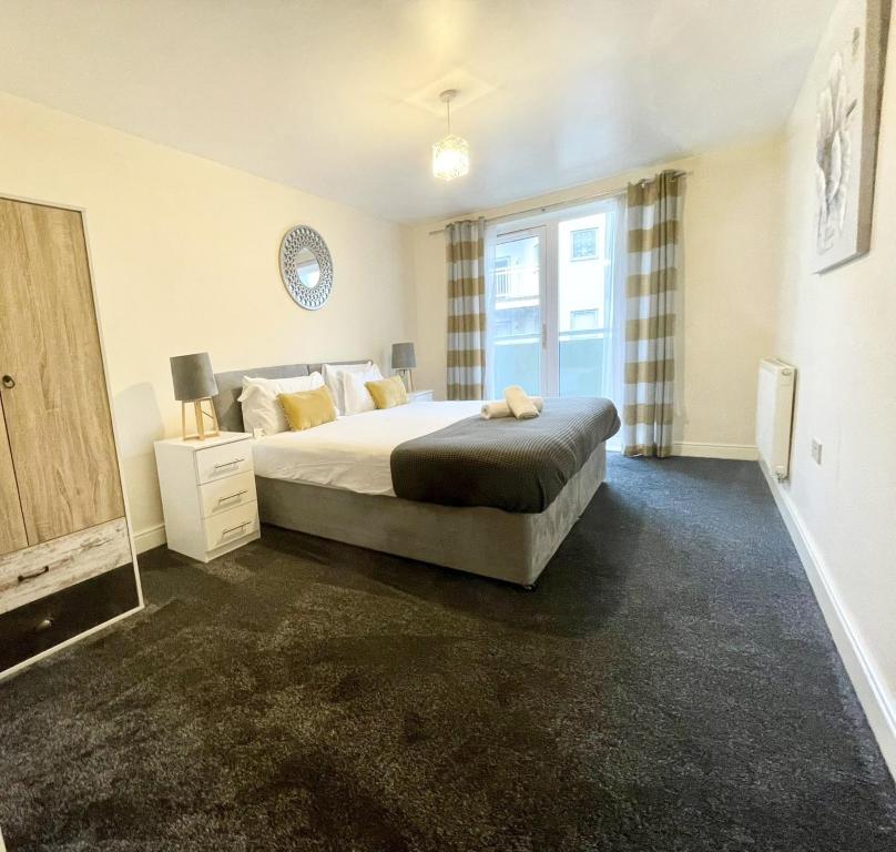 Ένα ή περισσότερα κρεβάτια σε δωμάτιο στο Cosy Stays in Ashford Large 2 Bedroom Apartment