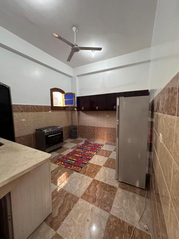 Il comprend une cuisine équipée d'un réfrigérateur. dans l'établissement Ashry, à Al Aqālitah