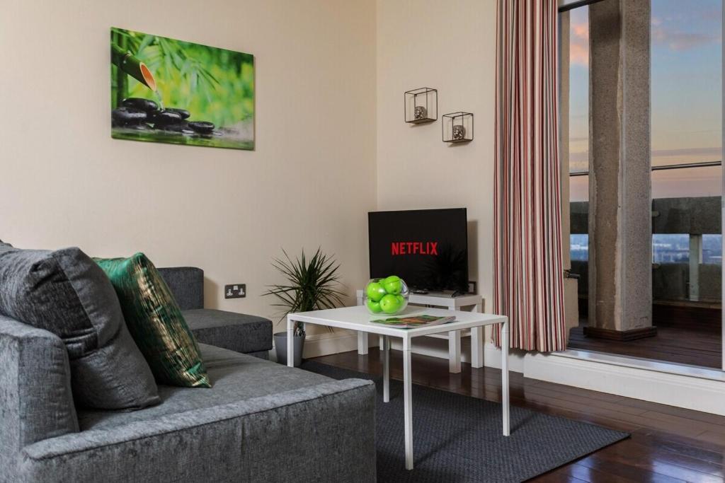 Posezení v ubytování Lovely Skyline Views 2 Bedroom Apartment in Ashford