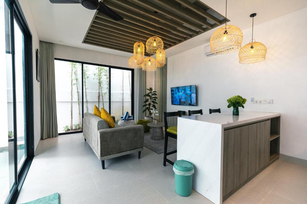 TV a/nebo společenská místnost v ubytování Greenforest Anahata Villa Resort