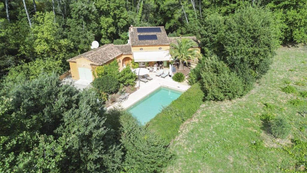une vue aérienne d'une maison avec piscine dans l'établissement La Bastine, à Lorgues