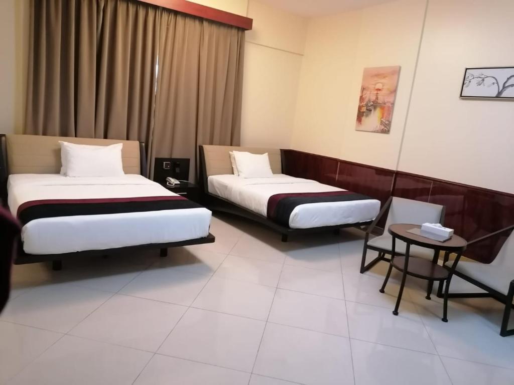 Postel nebo postele na pokoji v ubytování Claridge Star Hotel