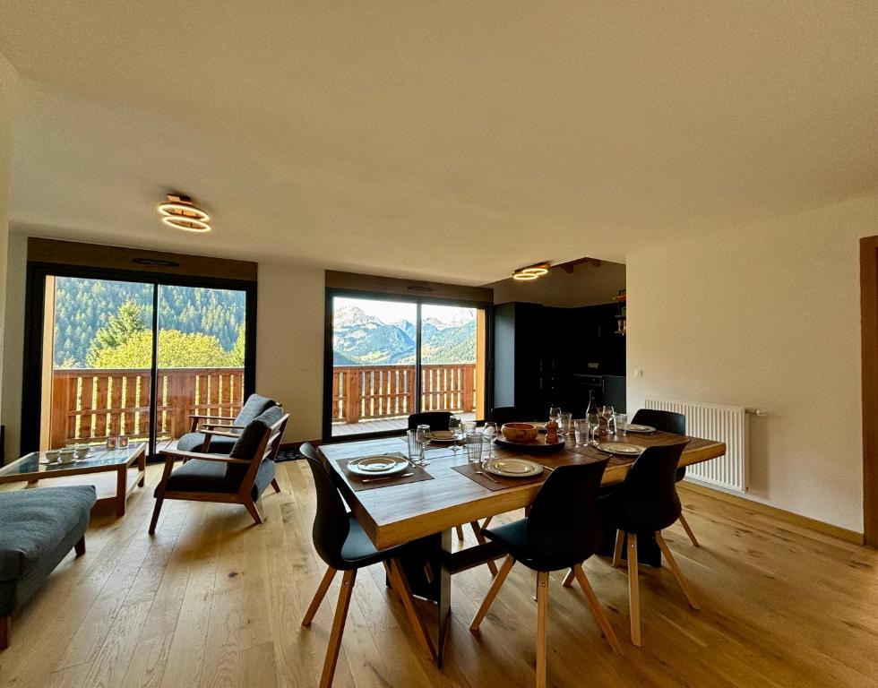 un salon avec une table et des chaises en bois dans l'établissement Grand T3 et Coin montagne central et lumineux - Multipass inclu, à Châtel