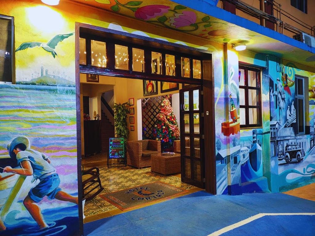 a room with a painting on the side of a building at Hotel Cortaza Galería in Coatzacoalcos