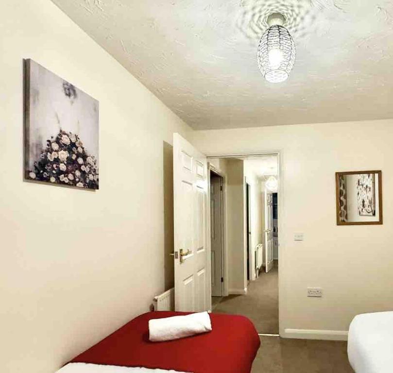 Postel nebo postele na pokoji v ubytování Stay in a lovely home in Kent great for contractor stays