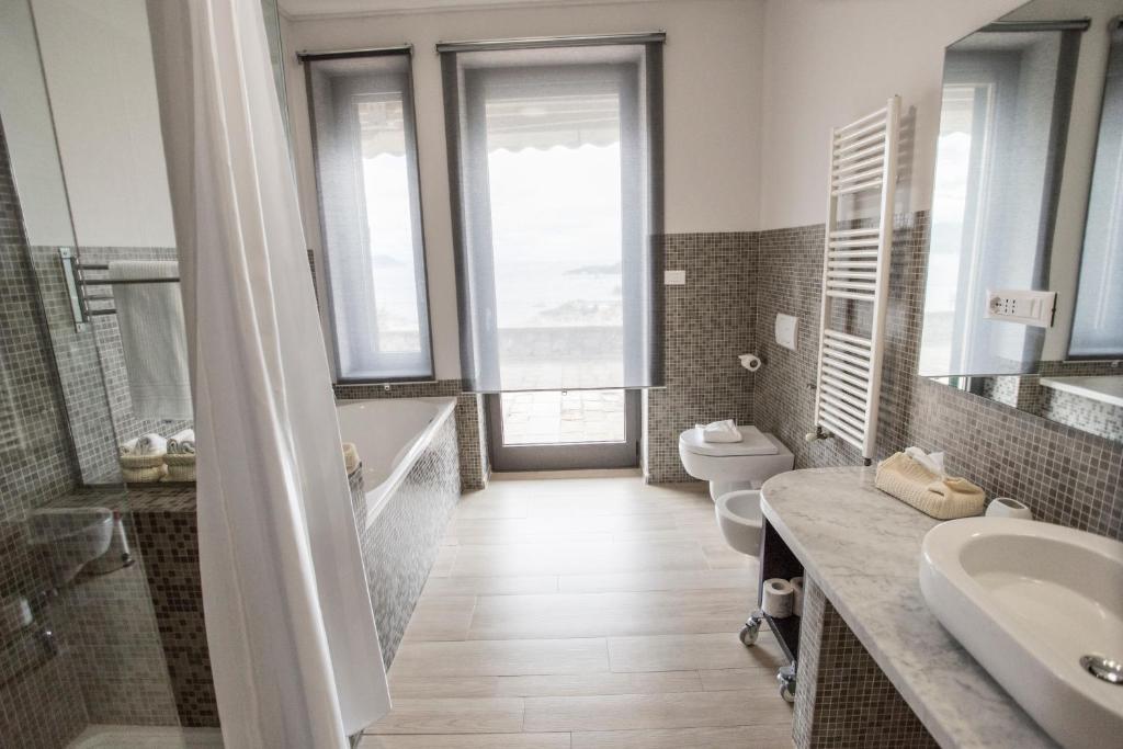 Koupelna v ubytování Miramare Apartments&Suites