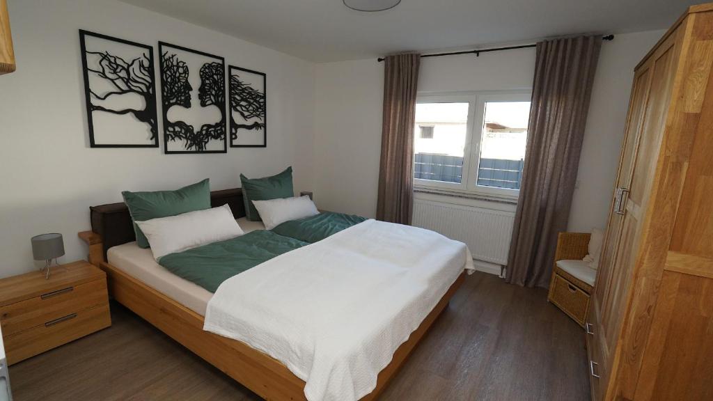 Postel nebo postele na pokoji v ubytování Beautiful Apartment 5 minutes to RAB TLA-TLF-TDY