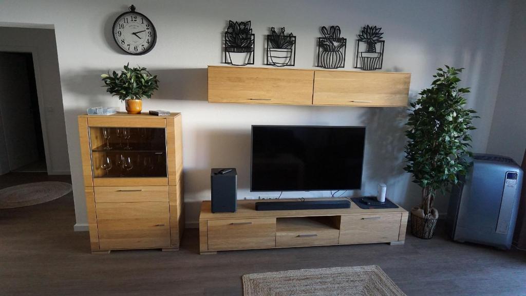 TV a/nebo společenská místnost v ubytování Beautiful Apartment 5 minutes to RAB TLA-TLF-TDY