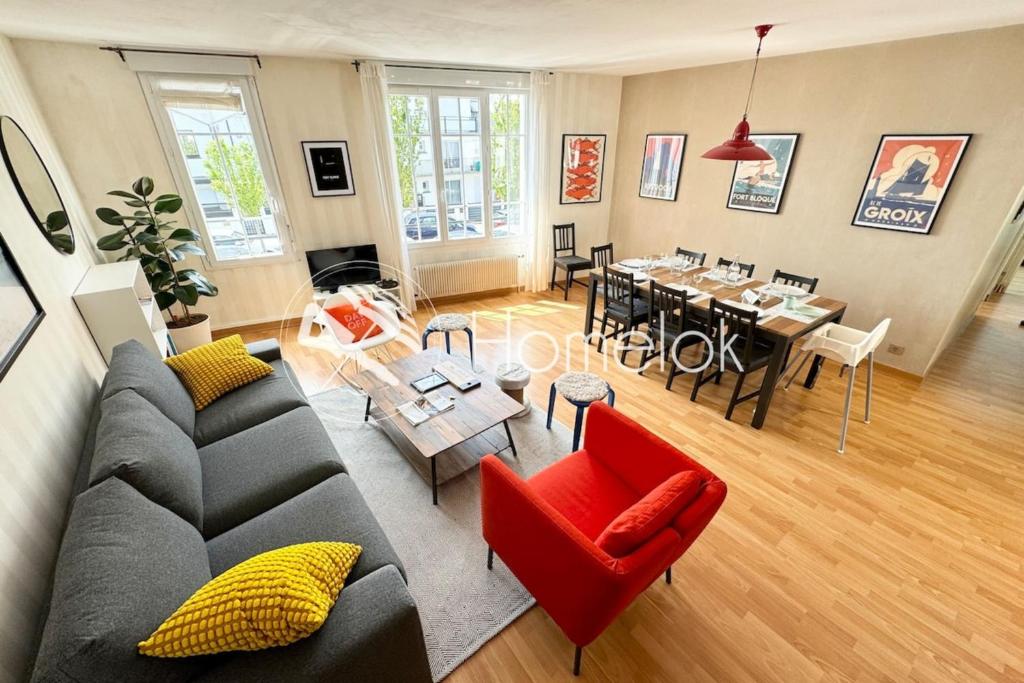 un salon avec un canapé et une salle à manger dans l'établissement Grand appartement Cosy - Terrasse - 50m de l’océan, à Ploemeur