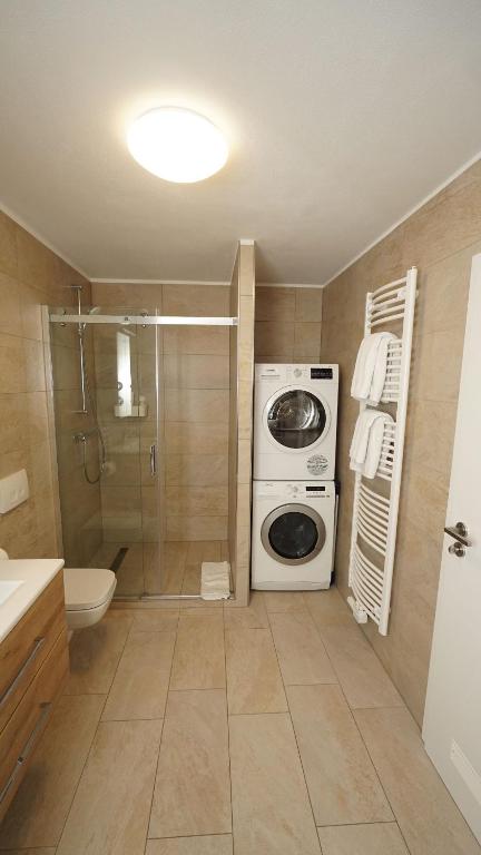 Koupelna v ubytování Beautiful Apartment 5 minutes to RAB TLA-TLF-TDY