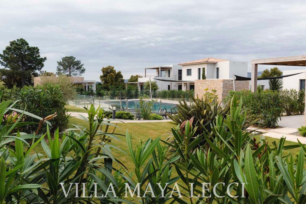 une villa avec une piscine et une maison dans l'établissement Villa MAYA, à Lecci