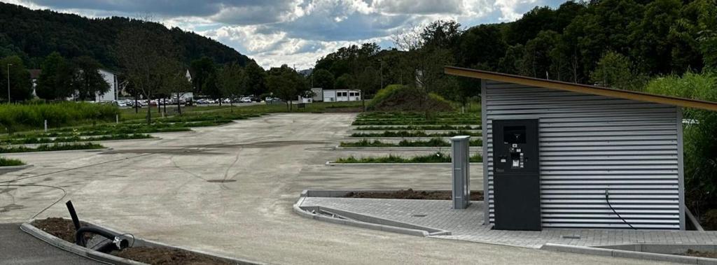 ホルブ・アム・ネッカーにあるWohnmobilpark Horb am Neckarの小さな建物の駐車場