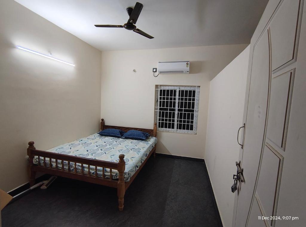 Un pat sau paturi într-o cameră la Yazhisai Illam