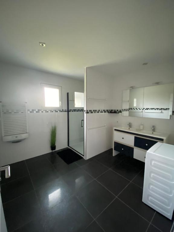 Photo de la galerie de l'établissement Maison avec piscine à 20 minutes de Capbreton et hossegor, à Saubusse