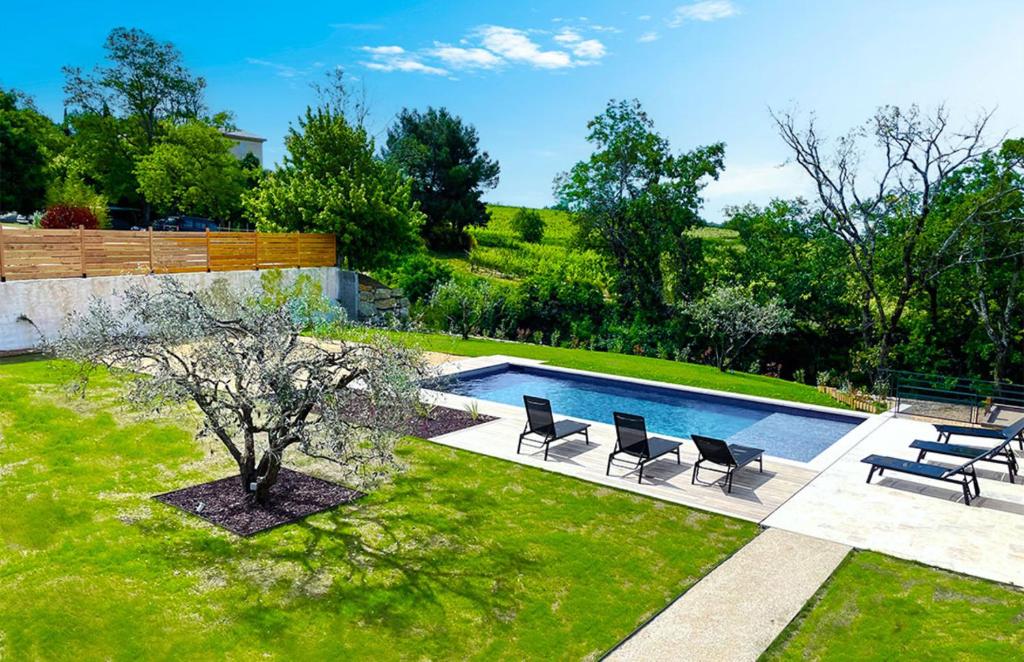 une cour avec une piscine, des chaises et une table dans l'établissement Maison de Villedieu, à Villedieu