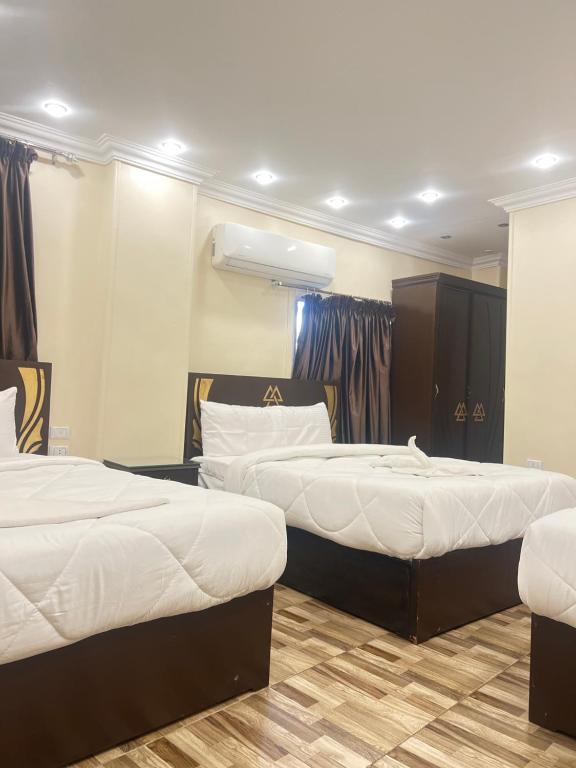 Postel nebo postele na pokoji v ubytování Magic Pyramids Hotel