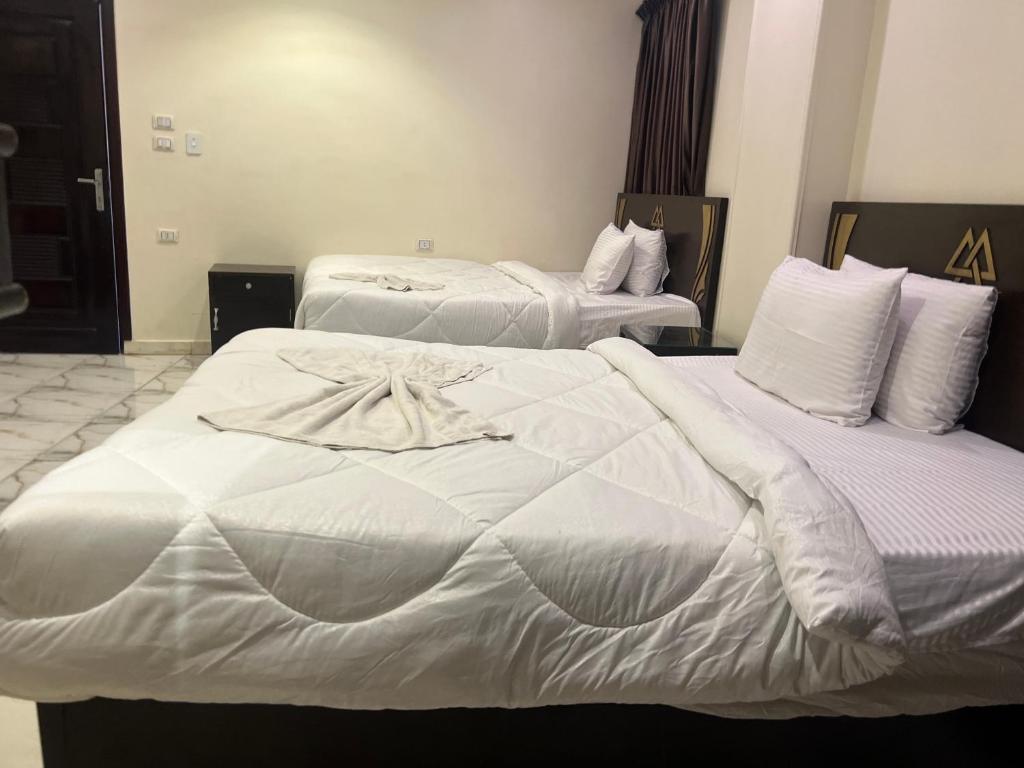 Postel nebo postele na pokoji v ubytování Magic Pyramids Hotel