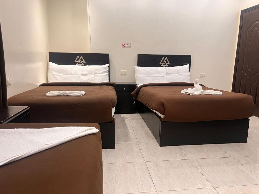 Postel nebo postele na pokoji v ubytování Magic Pyramids Hotel