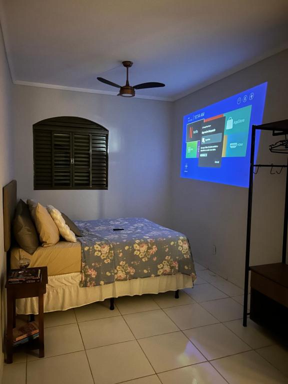 Ένα ή περισσότερα κρεβάτια σε δωμάτιο στο Casa de Hospedes Deyse e Sophia