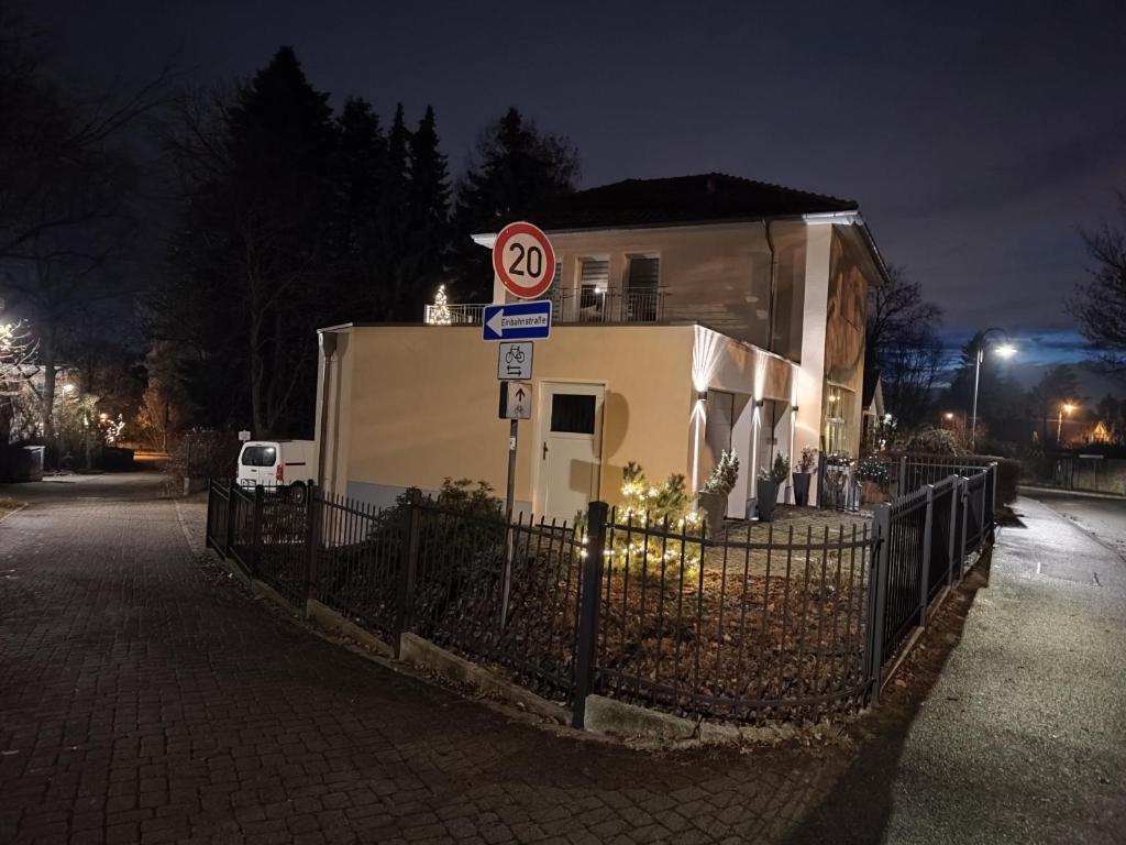 a house with a speed limit sign next to a fence at Ferienwohnung zur alten Post in Pirna
