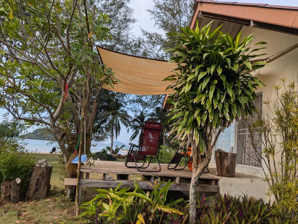 Zahrada ubytování TK Beach Resort Koh Mak