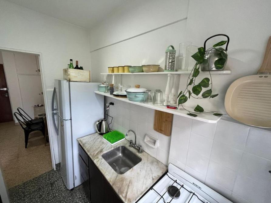eine kleine Küche mit Spüle und Kühlschrank in der Unterkunft Alquiler de departamento en Mar del Plata in Mar del Plata