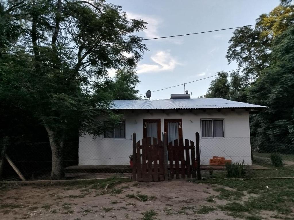 Villa Ciudad ParqueにあるCabaña los cuatesの白い家