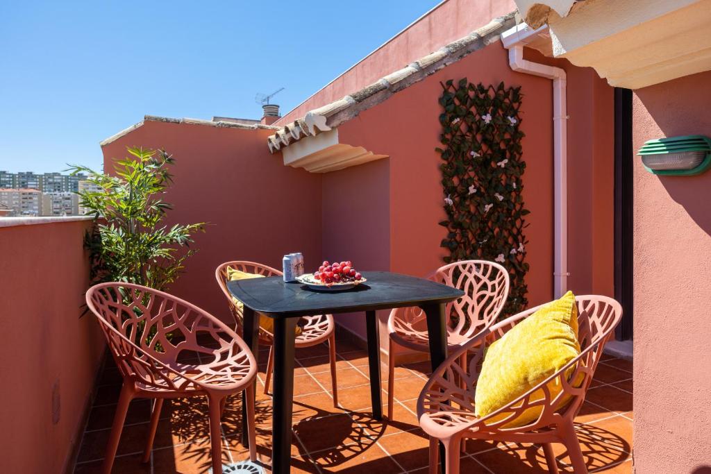 un patio con tavolo e sedie su un balcone di Atico Gran Esperanza a Fuengirola