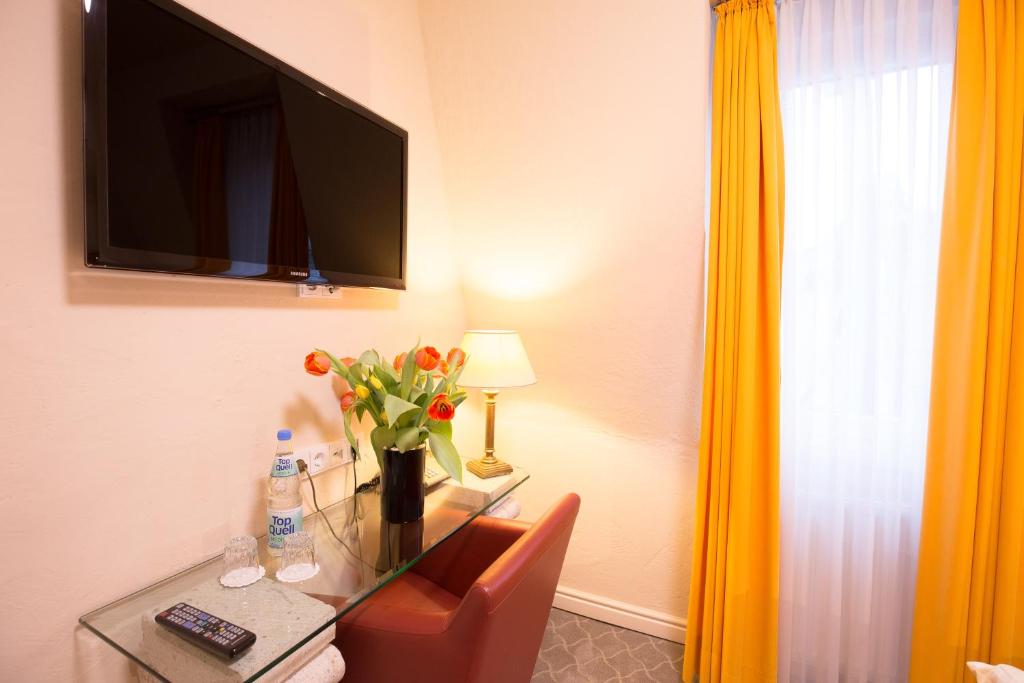 TV a/nebo společenská místnost v ubytování Hotel Heidelberger Hof