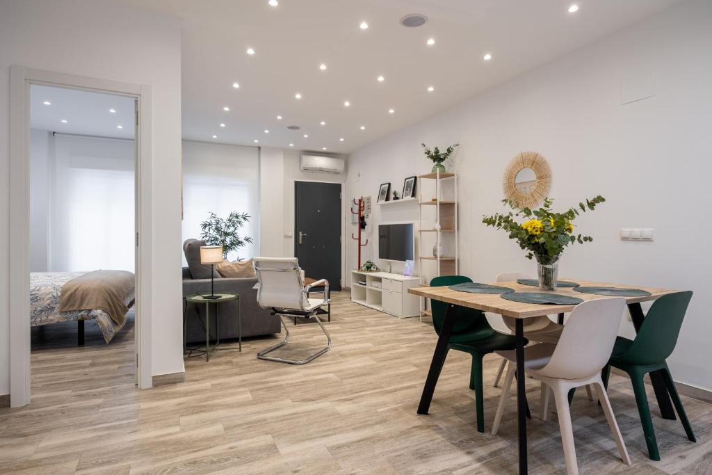 a room with a dining table and a bedroom at Oviedo Puerto in Fuengirola