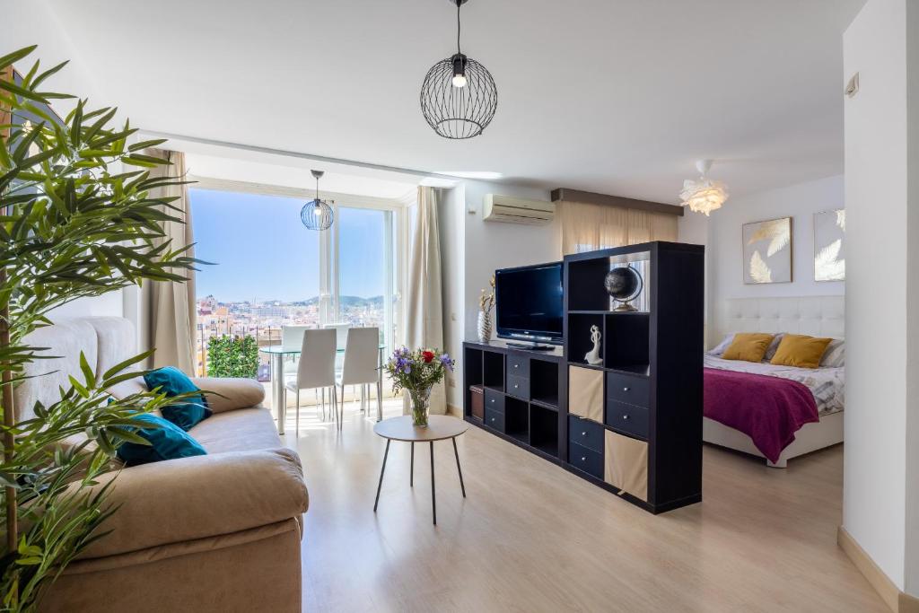 Televízia a/alebo spoločenská miestnosť v ubytovaní Apartamento Perla