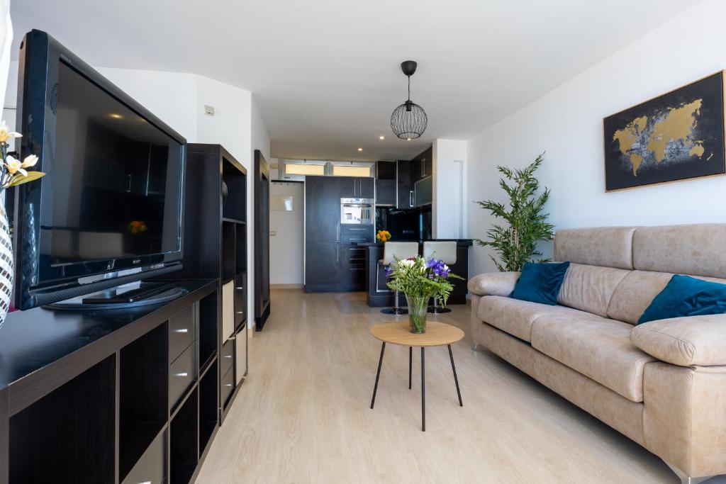 Televízia a/alebo spoločenská miestnosť v ubytovaní Apartamento Perla